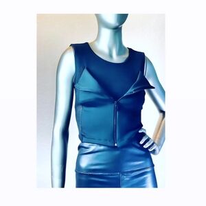 Chic Sleeveless Navy Crop Top